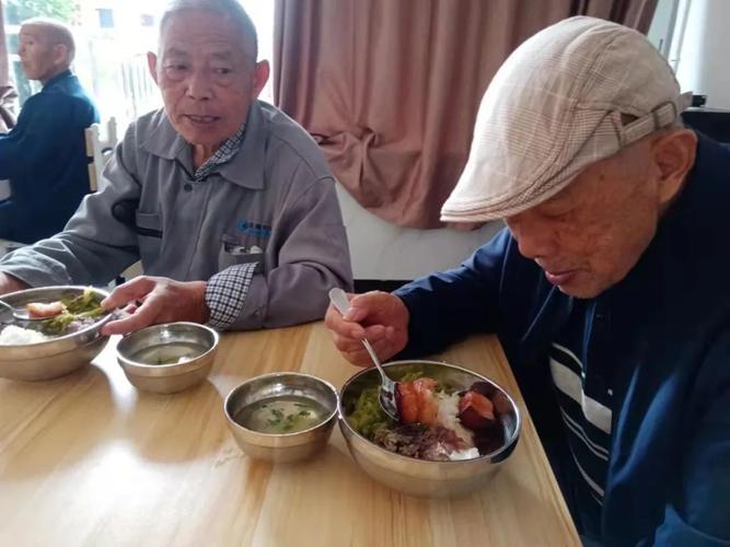 阆中市失能老人养护中心:老人品尝"小康优"新米