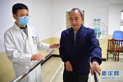 5月7日,在汉阴县中心敬老院养护中心,医生在帮助老人进行康复训练.